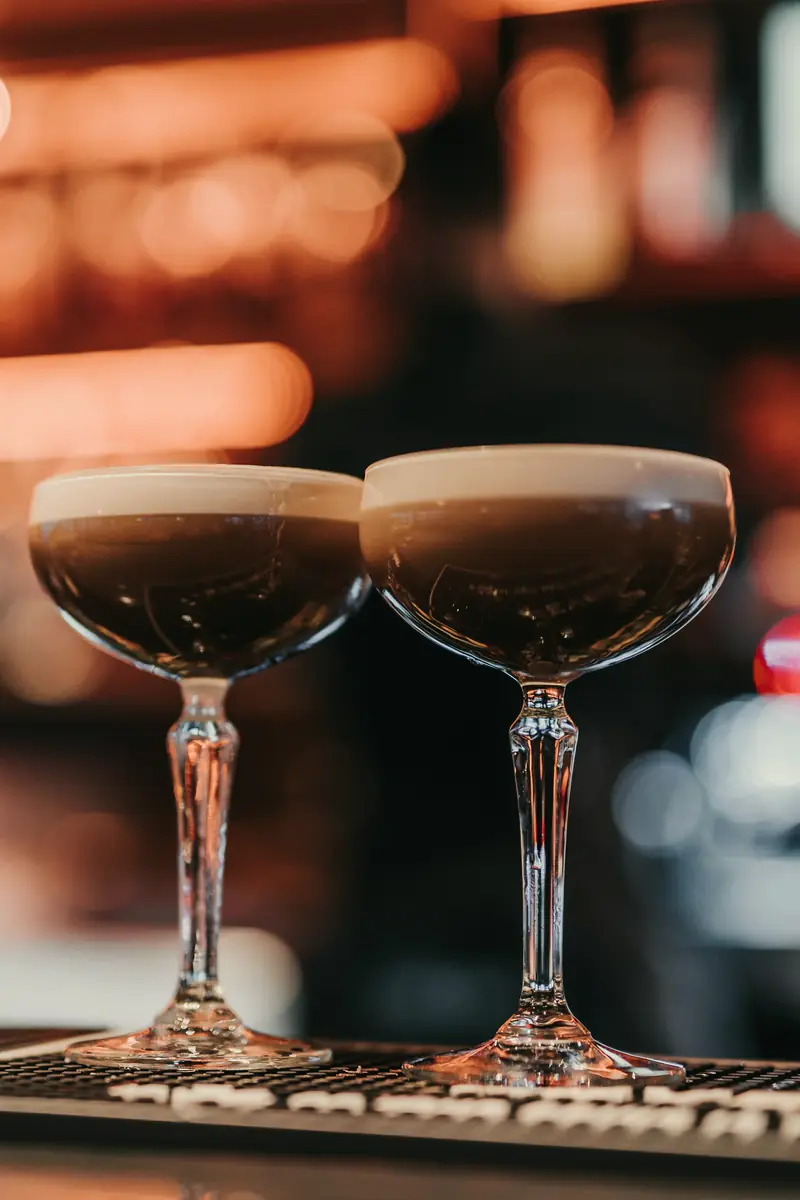 Dois espresso martinis lado a lado no balcão